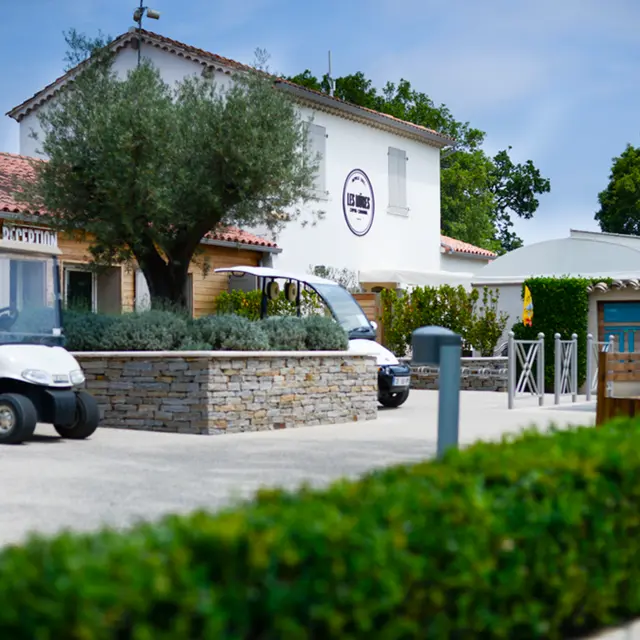 Empfang und Rezeption des Camping Les Mûres in Grimaud an der Côte d'Azur.