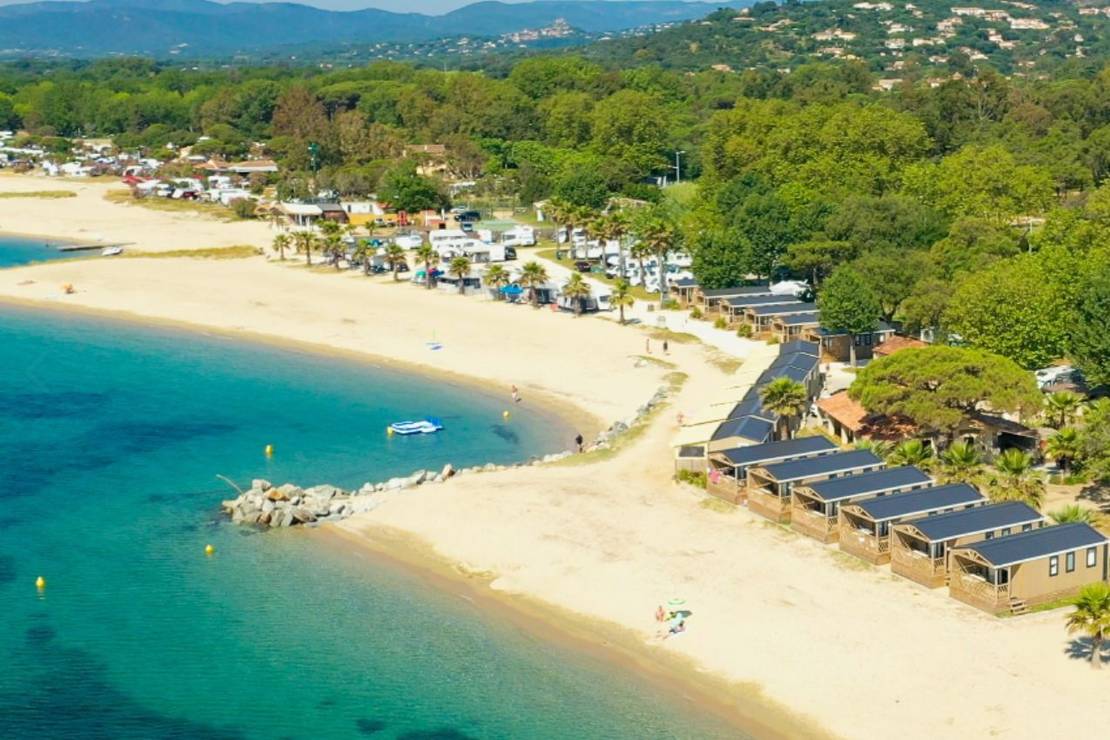 Luftaufnahme des Camping Les Mûres direkt am Sandstrand von Grimaud an der Côte d'Azur.