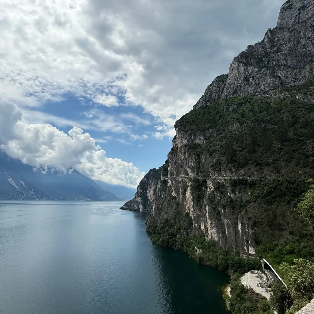 Blick auf die Ponalestraße am Gardasee nahe Riva del Garda – beliebtes Ausflugsziel vom Agricamping Agrisalus.