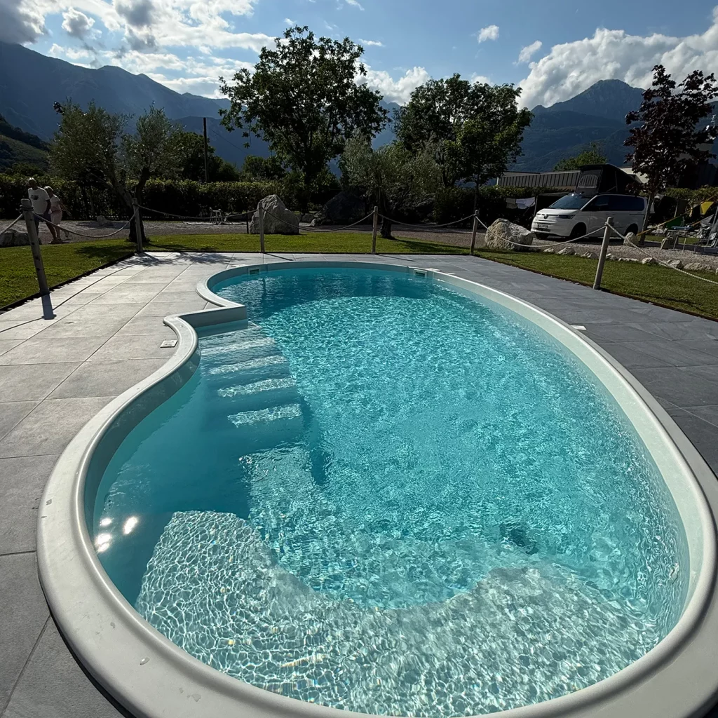 Pool auf dem Agricamping Agrisalus mit Bergblick im Trentino – Campingurlaub mit Kindern in Italien.