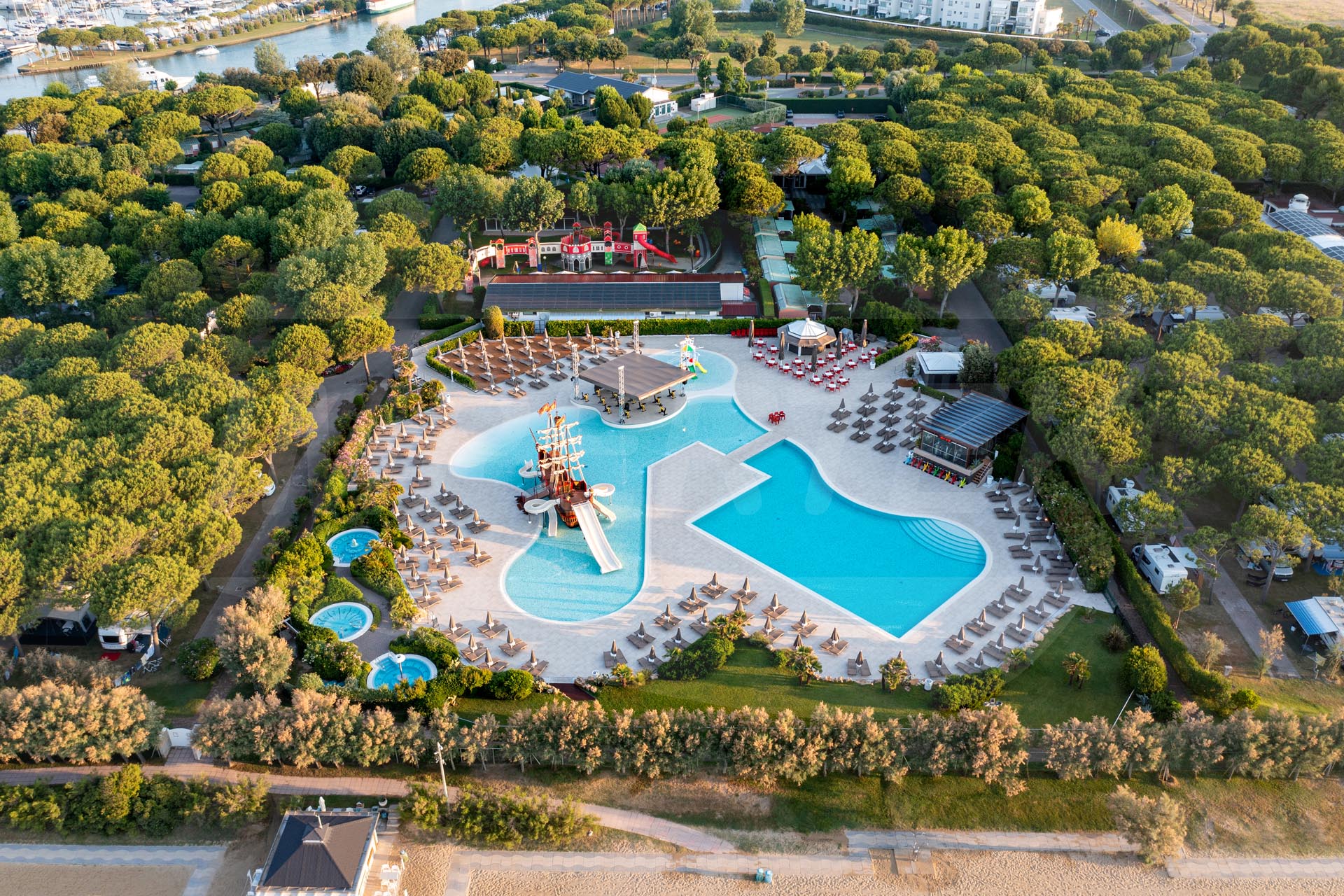 Camping Jesolo International Anlage und Poollandschaft aus der Luft