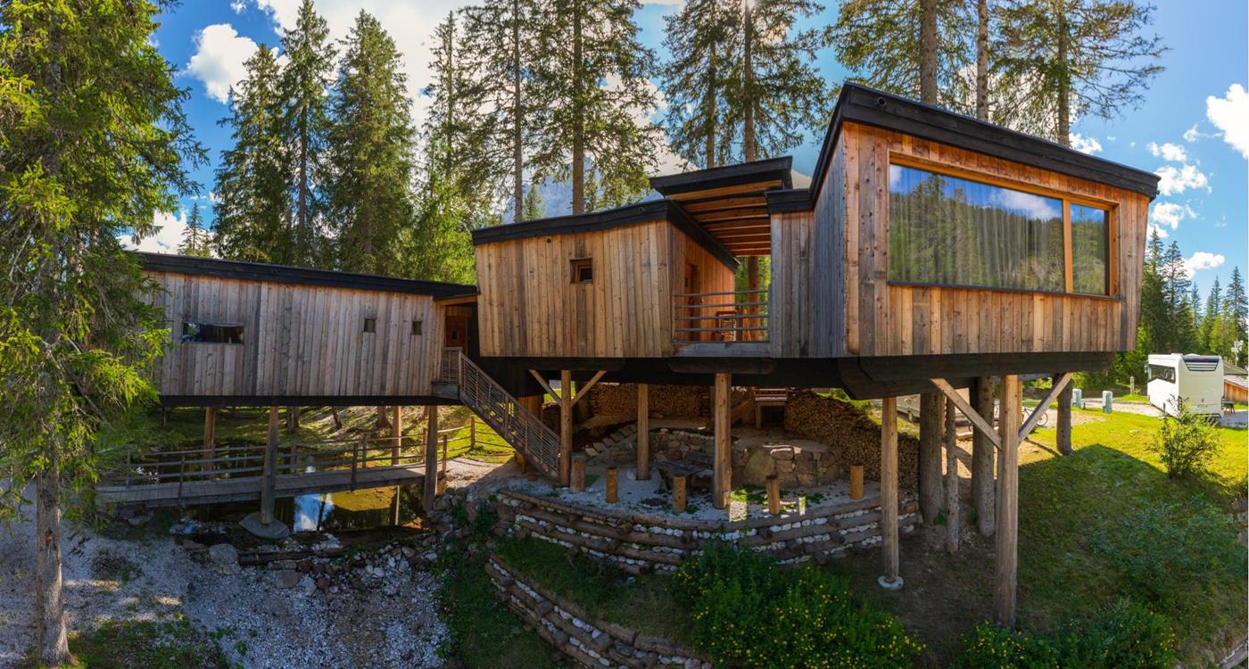 Moderne Baumhäuser im Caravanpark Sexten – exklusive Glamping-Unterkünfte in den Sextner Dolomiten in Südtirol.
