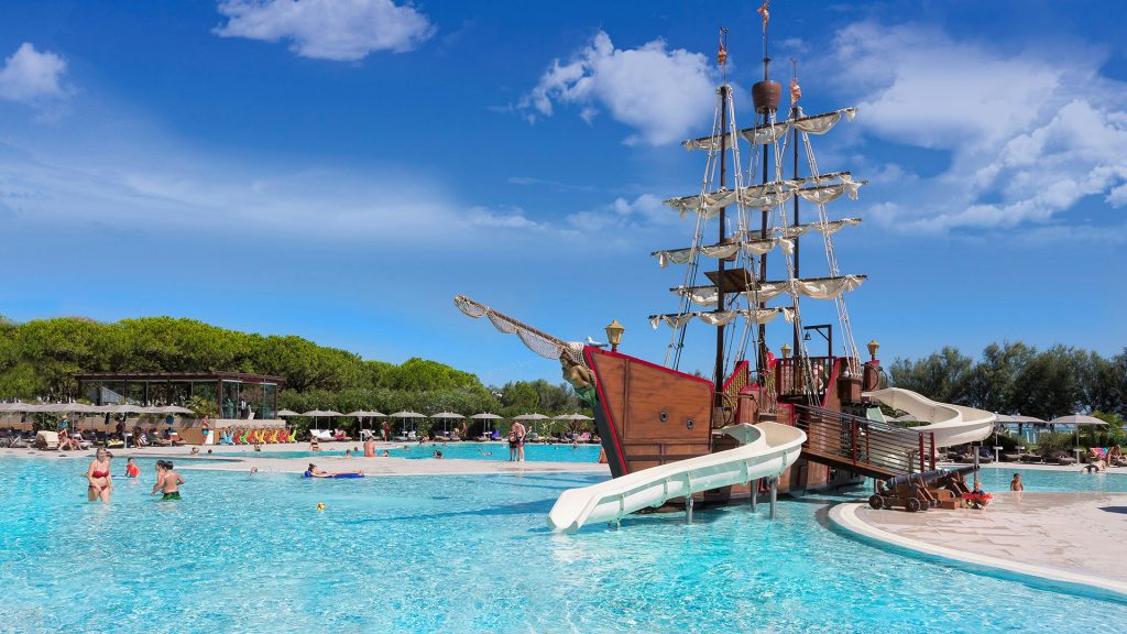 Camping Jesolo International Pool mit Piratenschiff und Wasserrutsche